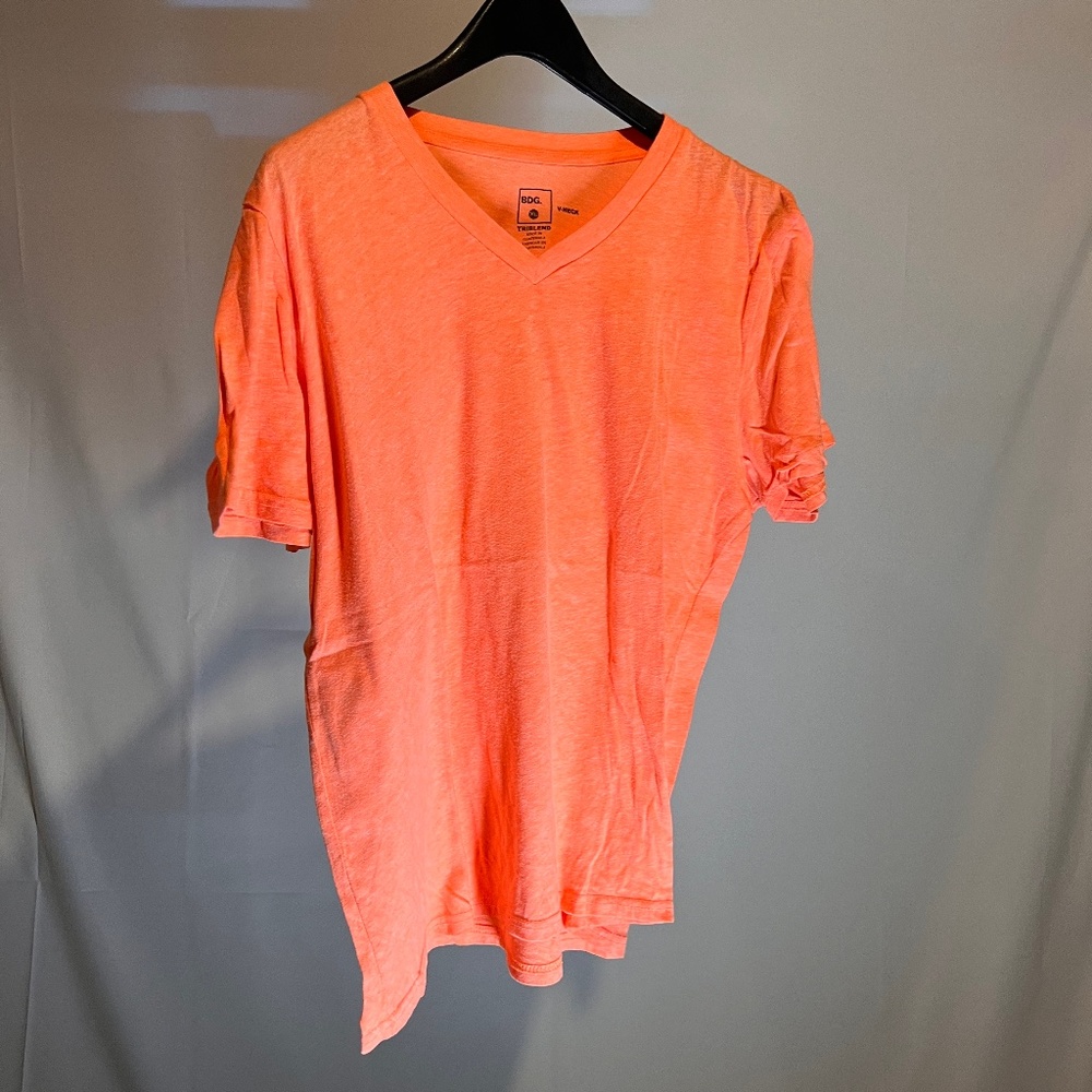 BDG MENS V NECK T SHIRT (XL)